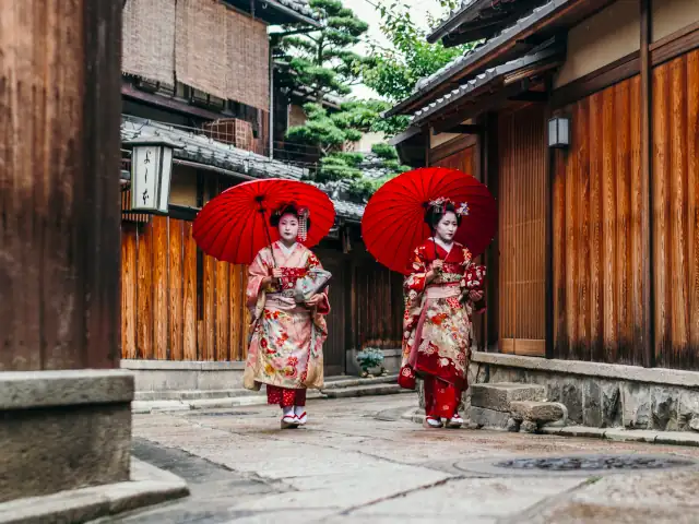 Japanisch lernen in Kyoto - zwei Geisha in einer Gasse im berühmten Stadtteil Gion